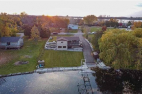 Chemong Lake Waterfront Cottage☆privateboatlaunch